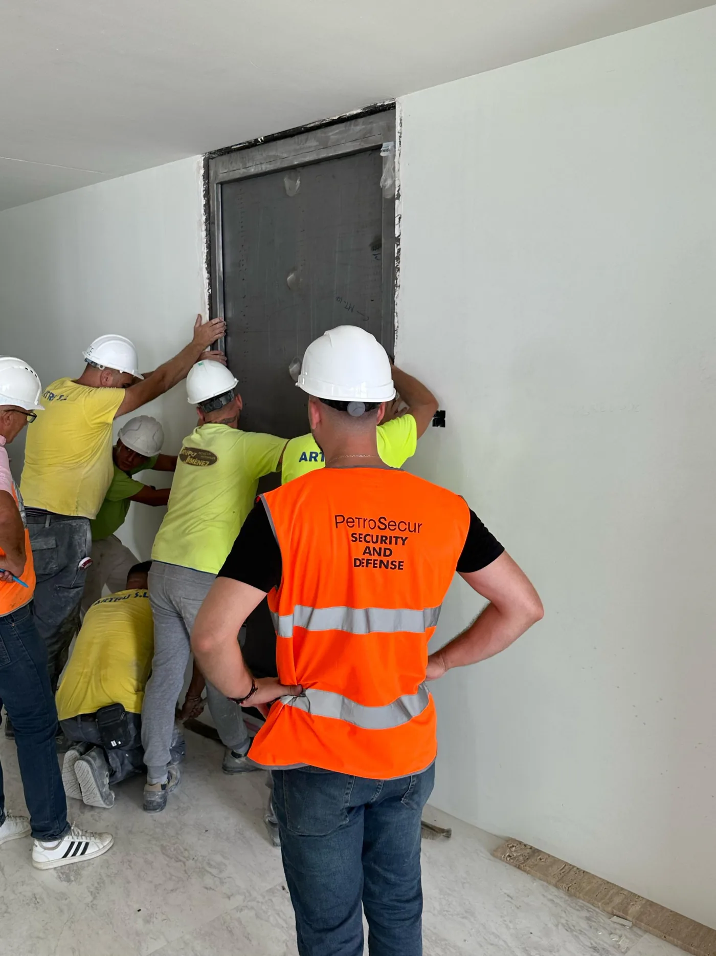 El equipo de Petrosecur montando una puerta acorazada en obra.