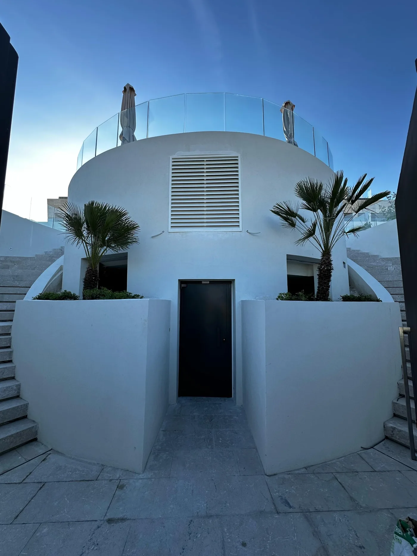 El refugio terminado: cúpula blanca con rejilla de ventilación y acceso, integrada en la terraza.