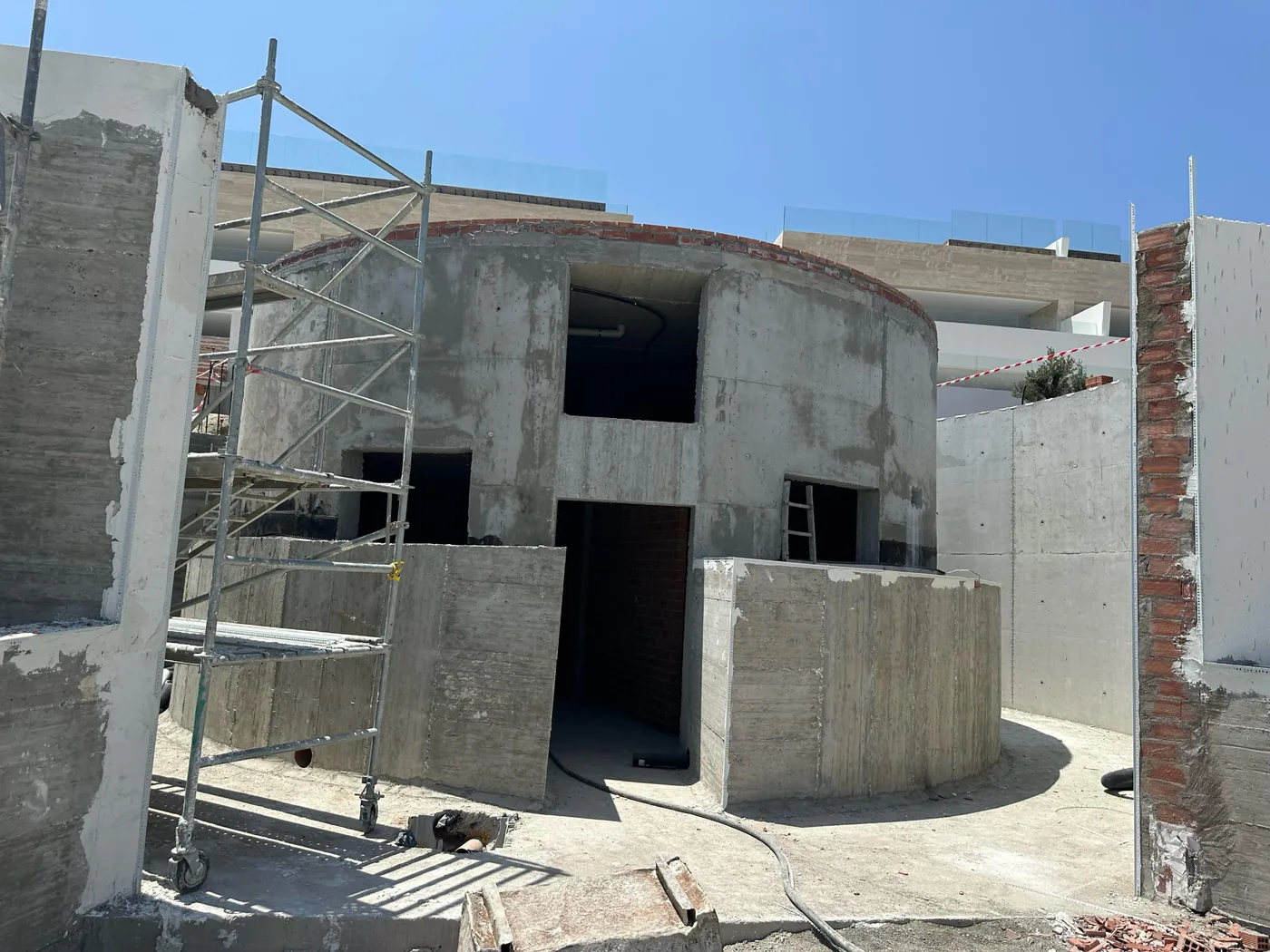 El mismo refugio en obra: la estructura de hormigón armado antes del acabado.