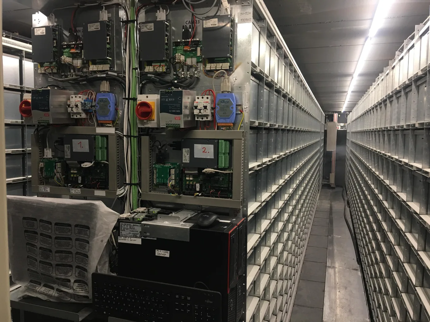 Cuadro eléctrico y de control junto al pasillo de compartimentos.